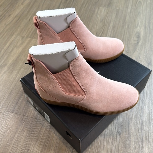 NWT Sorel Pink Ankle Suede Booties with Elastic Panels Waterproof - Picture 1 of 5